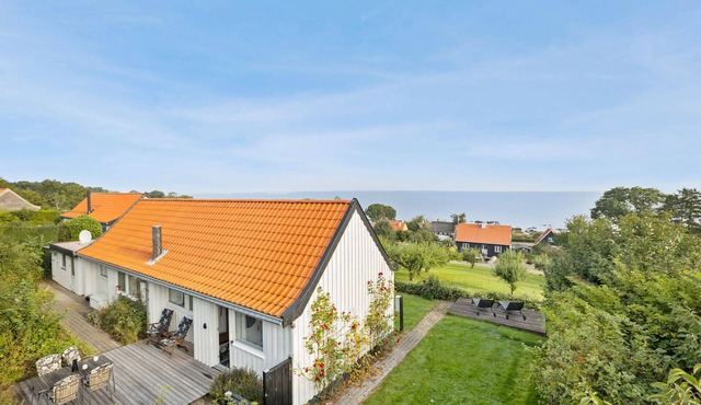 Awesome home in Svaneke with house sea view