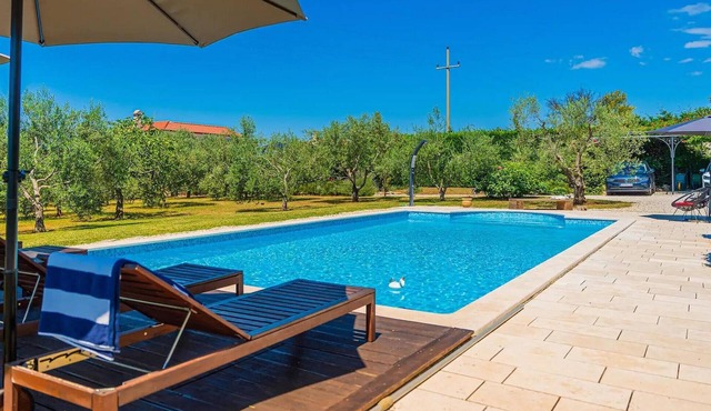 Awesome home in Tinjan with sauna