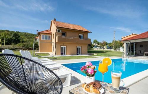 Awesome Home In Trilj