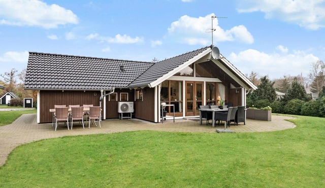 Awesome home in Ulfborg with kitchen