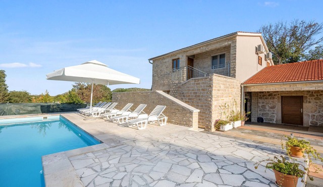 Awesome home in Unesic