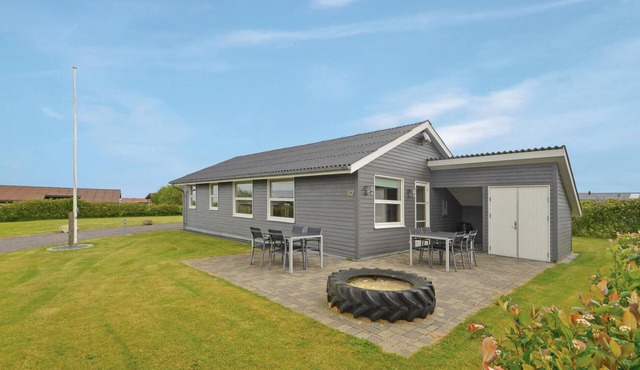 Awesome home in Vinderup with WiFi