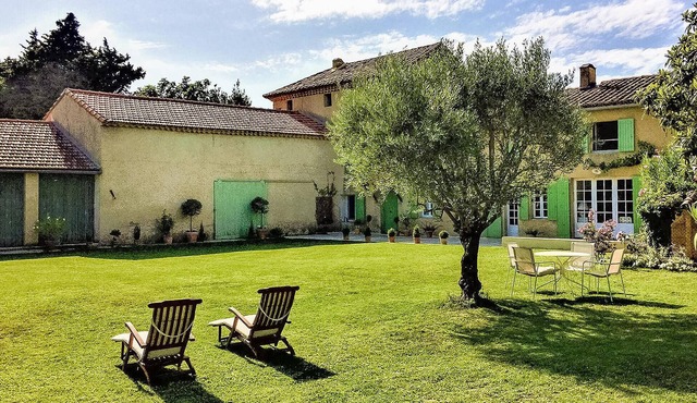 Awesome home in Violès