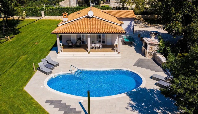 Awesome home in Zminj