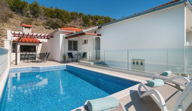 Awesome home in Zrnovnica