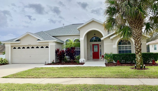 AWESOME HOUSE 5 bed/4 bath, south facing pool with spa & games room