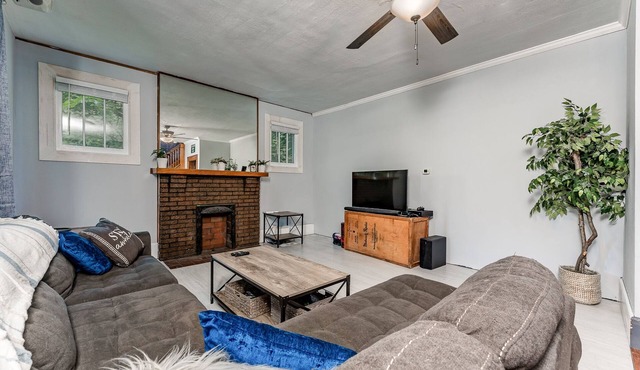 Awesome House, 5 minutes to DT, 2 miles to Stadium and Ruby Memorial!