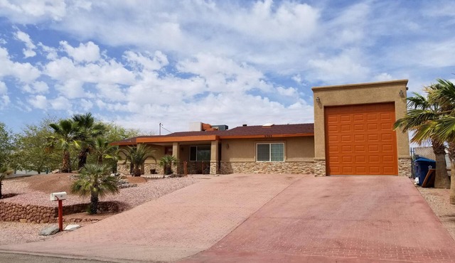 Awesome House Centrally Located (Downtown and London Bridge) Great Value!