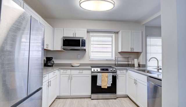 Awesome house with pool! 20 minutes to downtown!