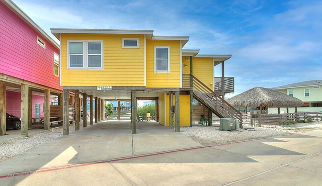Awesome island home with a community pool. In the heart of Port Aransas!