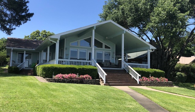 Awesome LAKE front cottage offers relaxation and fun! Great for Families!