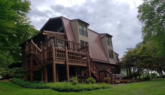 Awesome Lake House with Natural Beach, Huge Dock, and Sunset Views. Sleeps 9