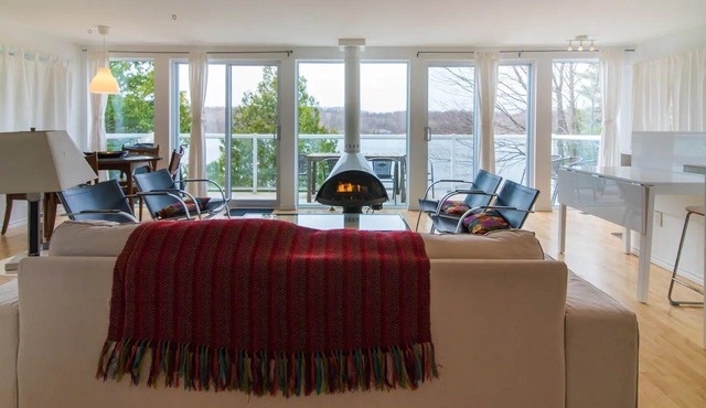 Awesome Lakefront:2 br modern, c/a, frplace, view