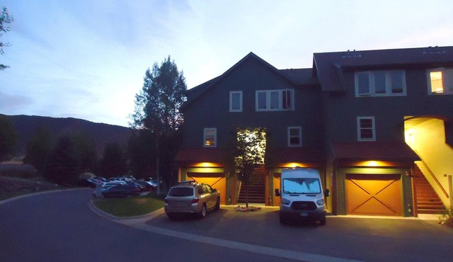 Awesome Lakeside Townhome corner unit with beautiful mountain views