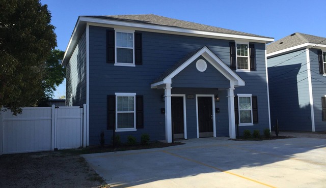 Awesome Location 2 Bedroom 2.5 Bath/Dog Friendly - 511B