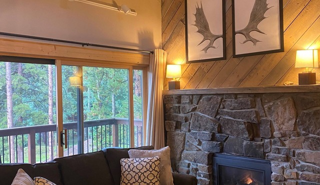 Awesome Location - Short Walk to Mountain and Town!