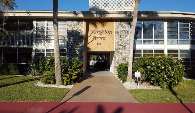 Awesome location, St Armand's condo close to beach and shopping