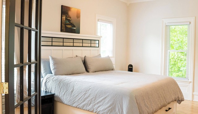 Awesome location! Tuliptime retreat! 4 bedrooms, Near Lakes, Wineries & Beaches!