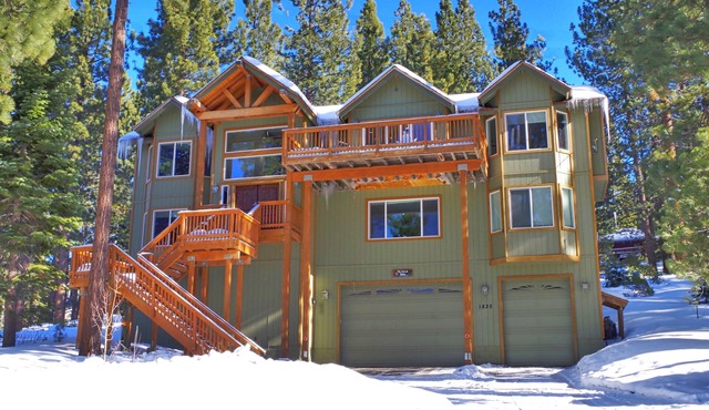 Awesome Luxury Home, 3400 Sq Ft, Hot Tub, 2-fireplaces, Pool Table