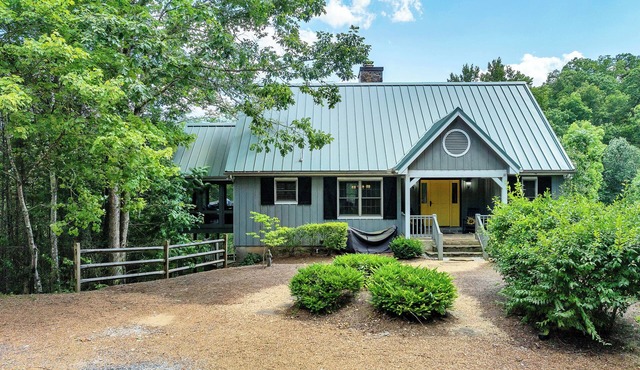 Awesome Mtn Views ❂Fireplaces ❂Easy Access ❂Large Family cabin ❂Screened Porch