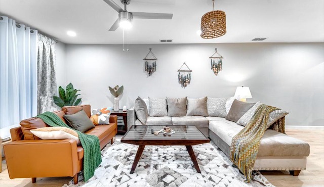 Awesome newly renovated cozy home 6 mins from AT&T