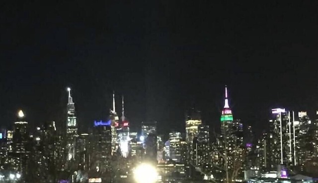 Awesome NYC & Water Views 3Bdrm Apt 15 min to NYC