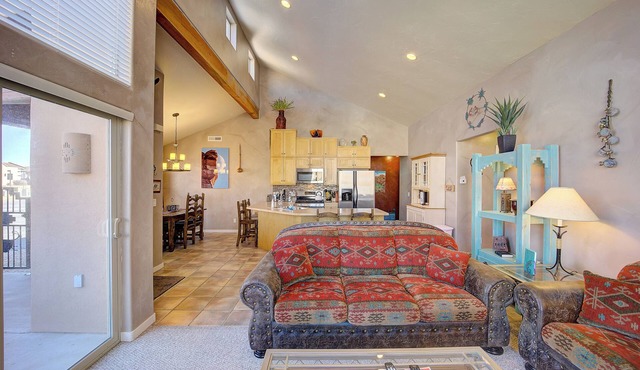 Awesome Retreat Pool ,Hot tub, 2 car garage