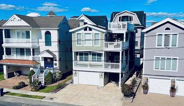 Awesome SINGLE FAMILY HOUSE- 6 HOUSES FROM BEACH-Quiet southern end