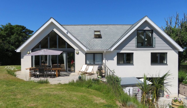 Awesome slidehouse close to coastpath,pubs,beaches sleeps 12-14