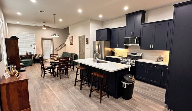 Awesome Stay with Backyard in a New Duplex by City Center, Memorial I-10 & BW-8
