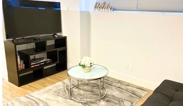 Awesome suite in Riverview. Few minutes walk to Mill Creek Trail Park!