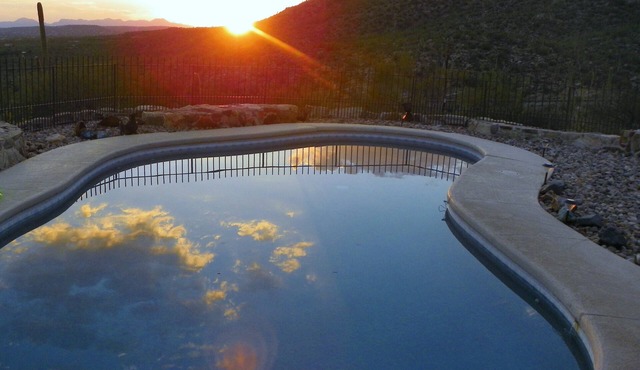 AWESOME Sunsets by the Heated Pool, putting green, hot tub & Tucson Night Lights