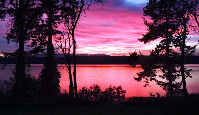Awesome sunsets, firepit, hot tub, big fenced lawn, crab boat, crab pots, buoy!