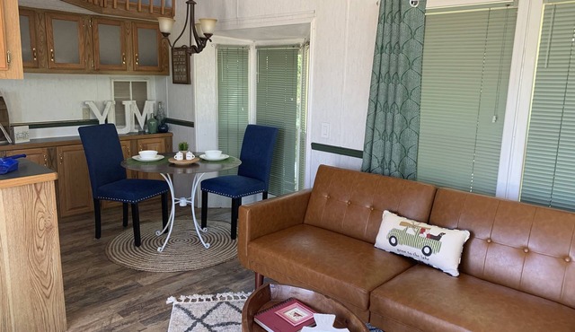 Awesome tiny house with lake view. Great getaway for couples.