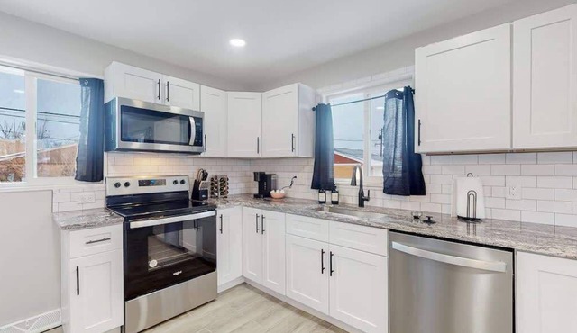 Awesome Two Bedroom Family Upper Unit in Denver