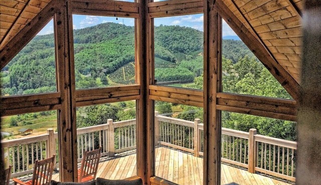 AWESOME View 2500 sqft decks 8 person Spa mins to Blue Ridge Pkway & New River