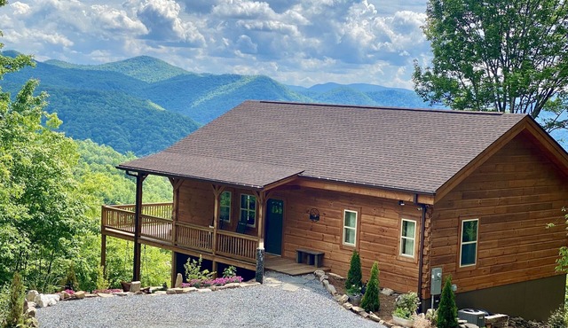 Awesome Views at High Elevations - 1 bedroom with King bed, 3 bath cabin