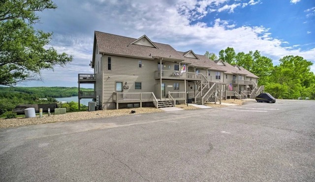 Awesome views of Norris Lake & the Greens at Deerfield from this lakeview condos