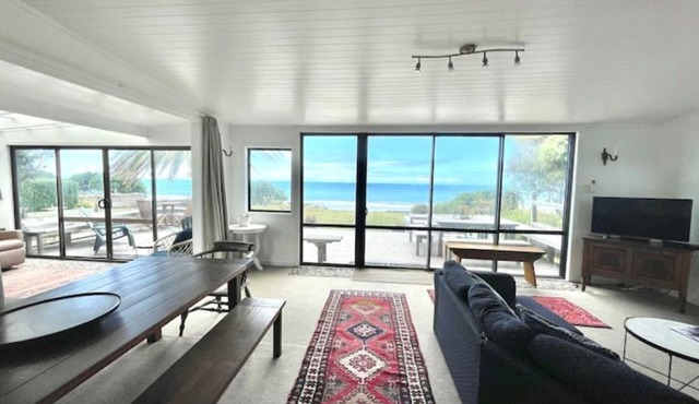 Awesome Wainui Spacious Holiday Home Overlooking the Surf - no pets.
