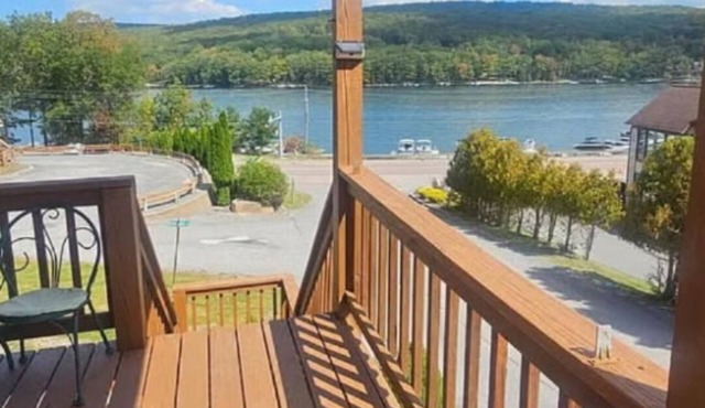 Awesome Water Lake View with Comfy 2-bedroom condo in Deep Creek, self check in