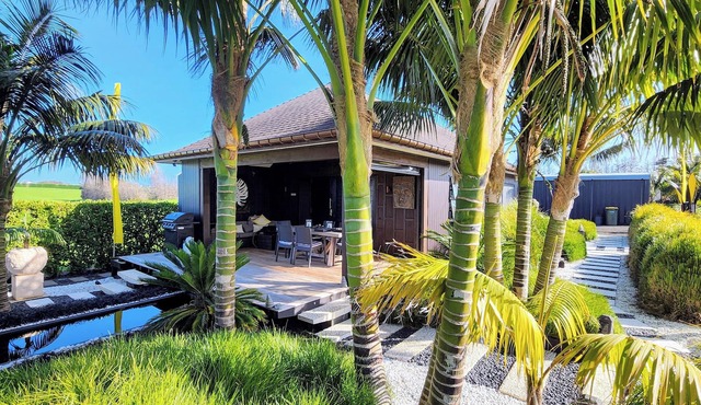 Awhitu Zen - Balinese Inspired Villa with Hot Tub