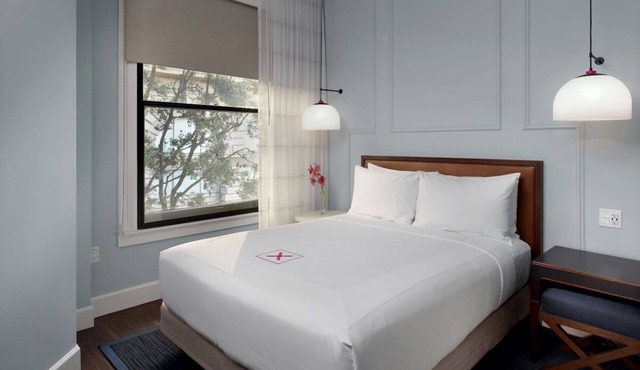 Axiom Hotel, Mono Queen, High-Tech Suite, Fiber Optic WiFi, Smart TV