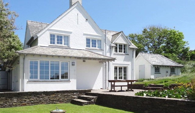 AYRMER PATH, pet friendly, luxury holiday cottage in Ringmore