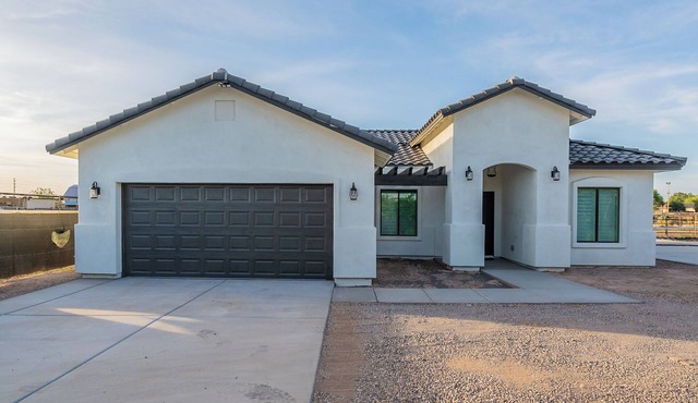 AZ GO Rentals: 2022 built, 3bd/2ba, 2car garage and PICKLEBALL COURT! DETACHED!