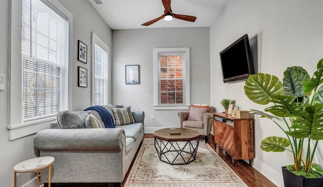 Azalea Cottage: Chic Savannah Home Near Forsyth by Lucky Savannah