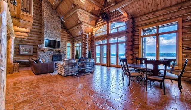Azalea Retreat by Avantstay Sleeps 34 & Pool