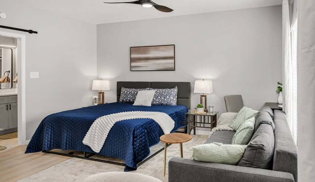 Azalea: Studio Apt, 4 minute walk to A&M