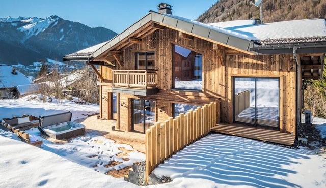 AZOBE - Large Chalet with Hot Tub and Sauna