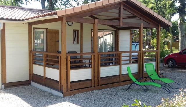 AZUR: Chalet in residential park in the heart of a pine forest, near beaches and golf.