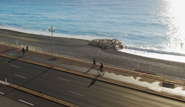 Azur View - Overlooking the Promenade!